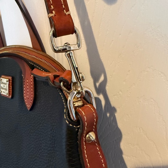 Dooney and Bourke Elegant Black and Brown Leather Handbag - Picture 3 of 10